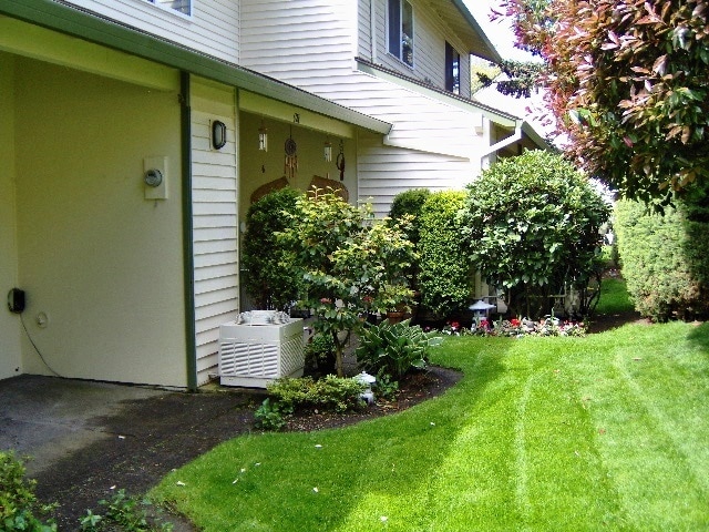 Building Photo - Cozy Townhouse! Water Sewer and Garbage Included!