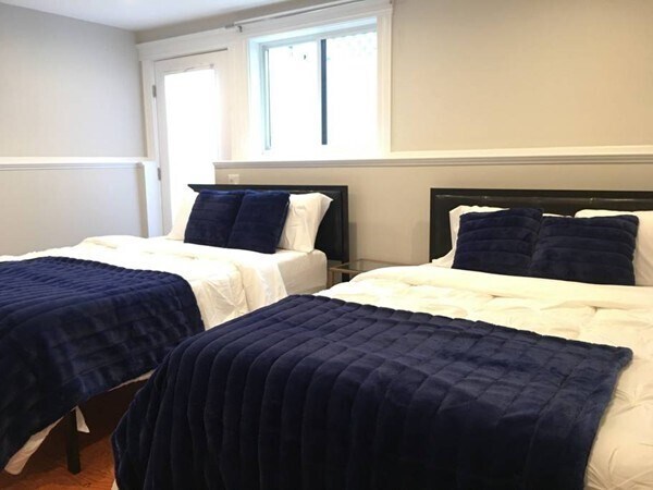 Building Photo - 892 E 2nd St