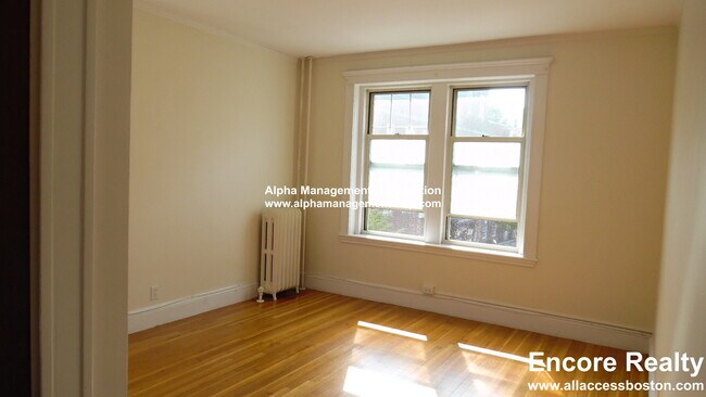 Building Photo - 90 Maple St