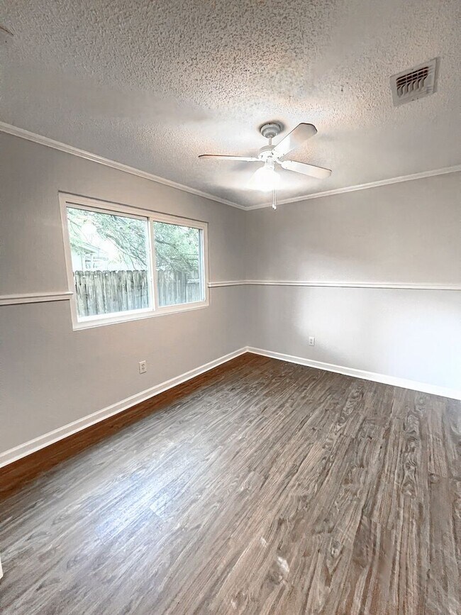Building Photo - Recently Renovated 3/2 Home in South Austin with Bonus Room + Additional Storage