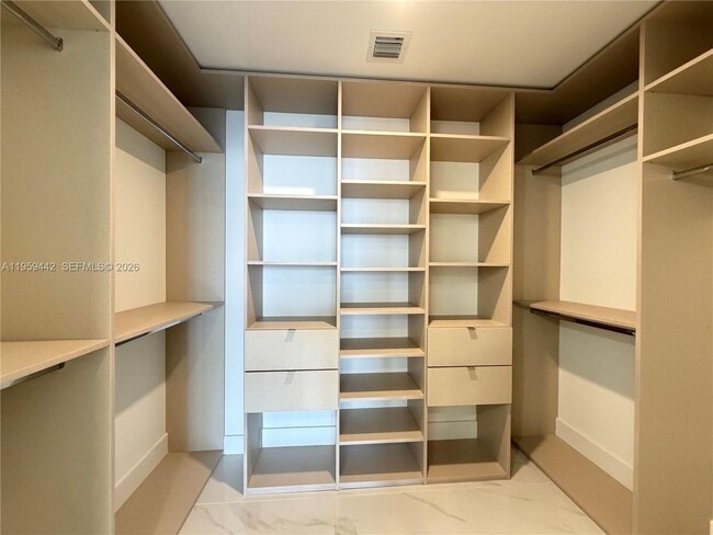 Building Photo - 700-724 3503