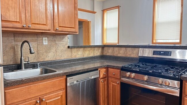 Building Photo - 1086 N Marshfield Ave