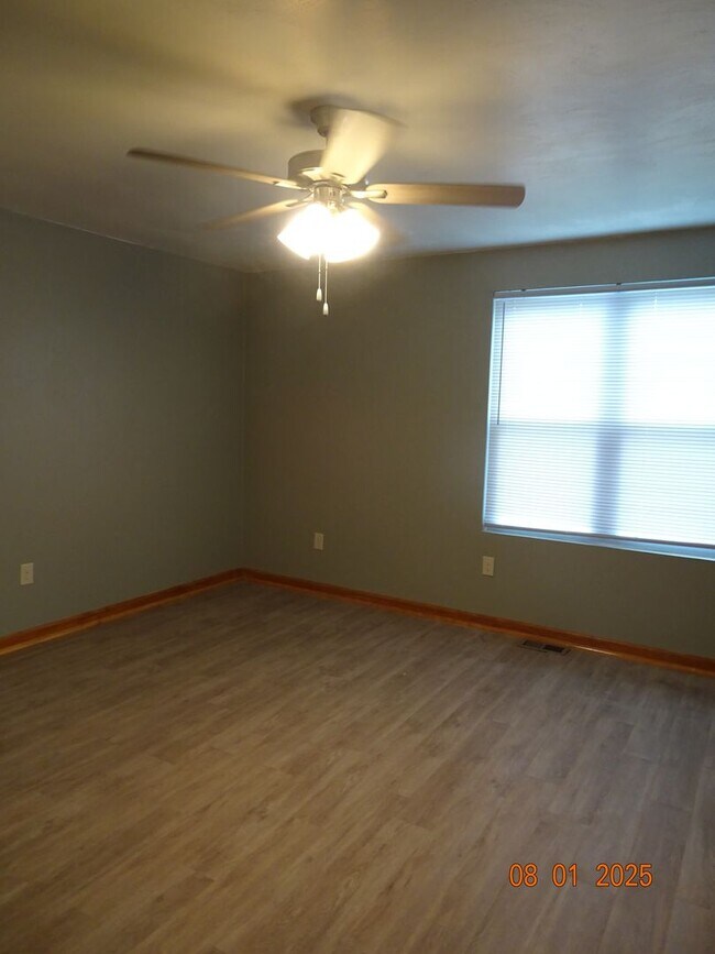 Building Photo - 3 Bedroom, 1.5 Bath Duplex in Hampton for ...
