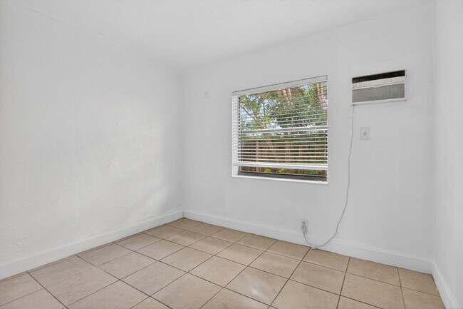 Building Photo - 4071 N Dixie Hwy