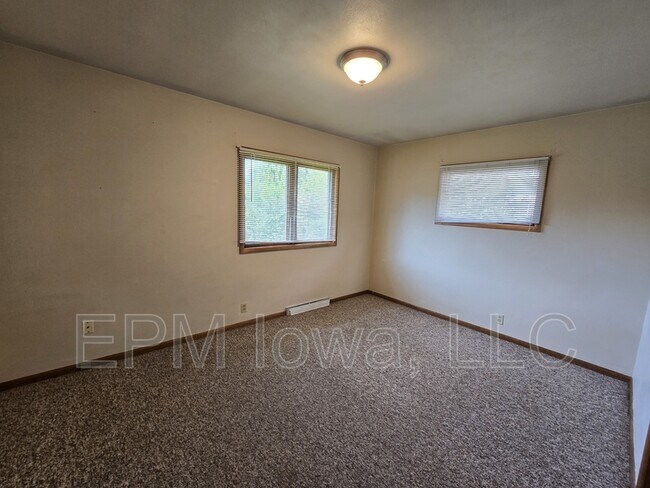 Building Photo - 1522 W 4th St