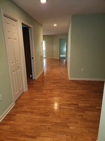 Building Photo - 1105 Estate Dr