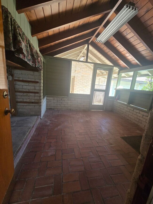 Building Photo - 4 Br 3 Ba + Flex w/ Fireplace
