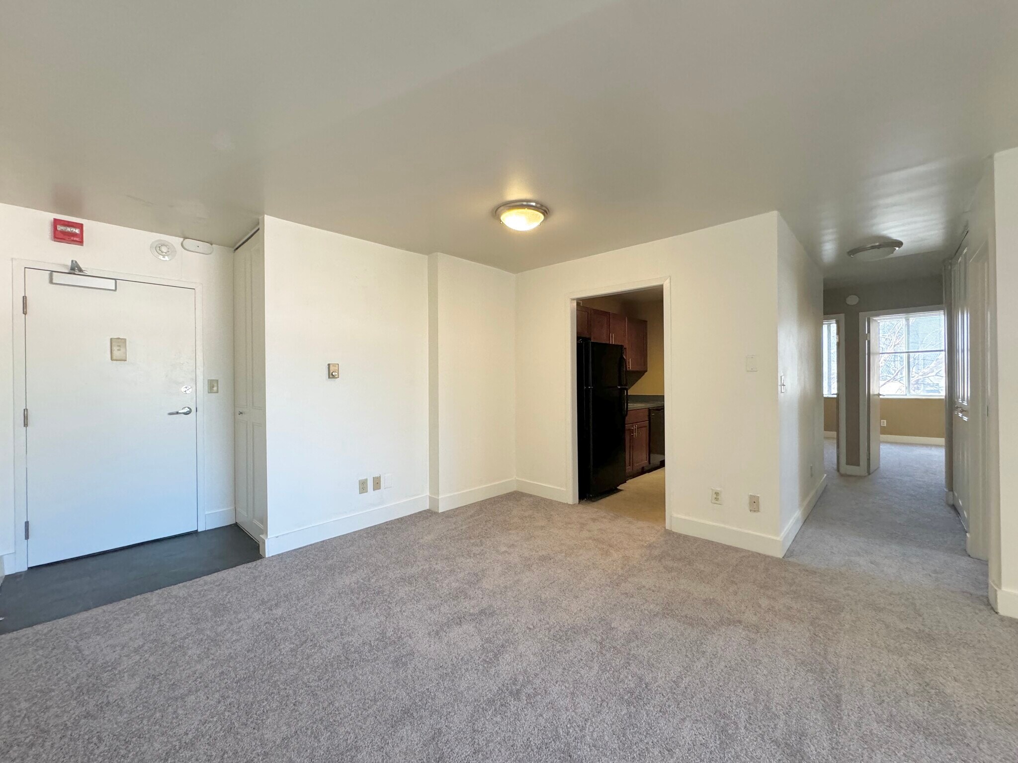 Building Photo - 600 E 8th St