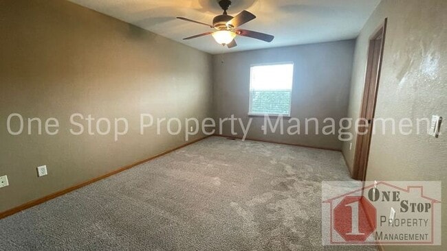 Building Photo - Gorgeous 3 bedroom / 2.5 bathroom in Grain...