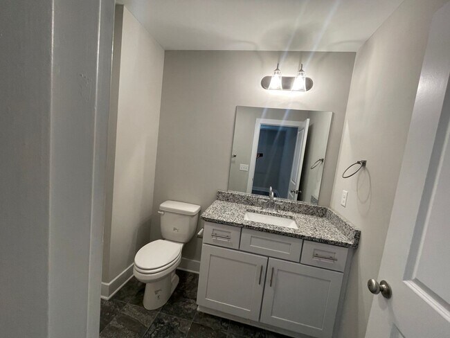 Building Photo - Gorgeous Townhome-English Commons