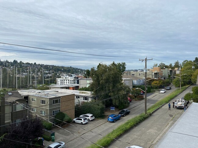 Building Photo - Contemporary townhome with rooftop deck an...