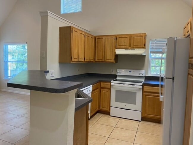 Building Photo - Hamptons in Metrowest  3 bedroom 2 Bath wi...
