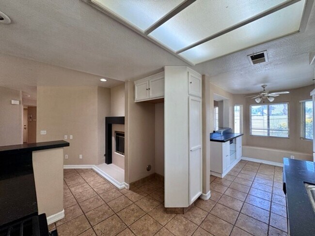 Building Photo - Spacious 4 Bedroom Home with Expansive Bac...