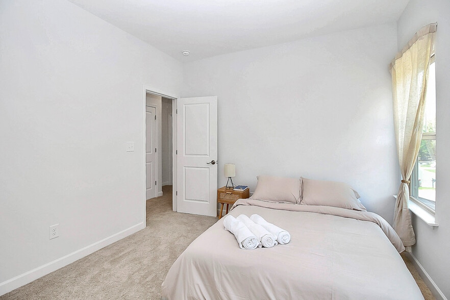 Building Photo - Room in House on Hunters Crossing Ln