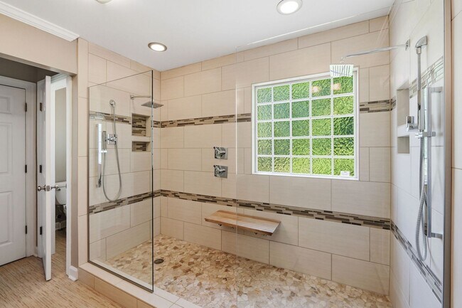 Building Photo - Gorgeous and Spacious 5 Bedroom Home, Cul-de-sac lot, Vaulted Ceilings, Large Backyard, Stunning ...