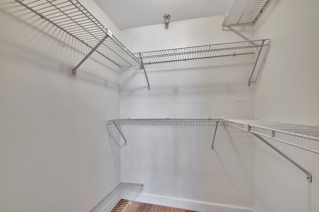 Building Photo - 4640 Lucerne Lakes Blvd W