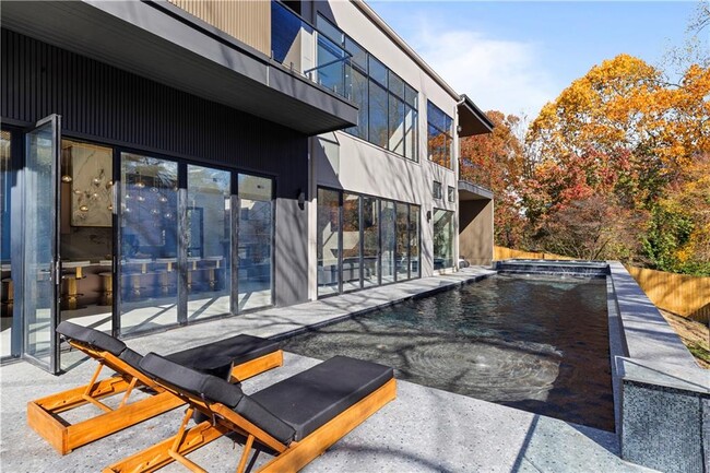 Building Photo - 3600 Lower Roswell Rd