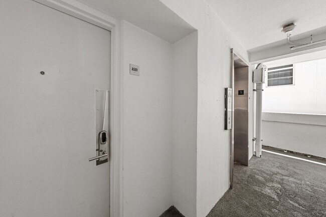 Building Photo - 1024 Ocean Dr