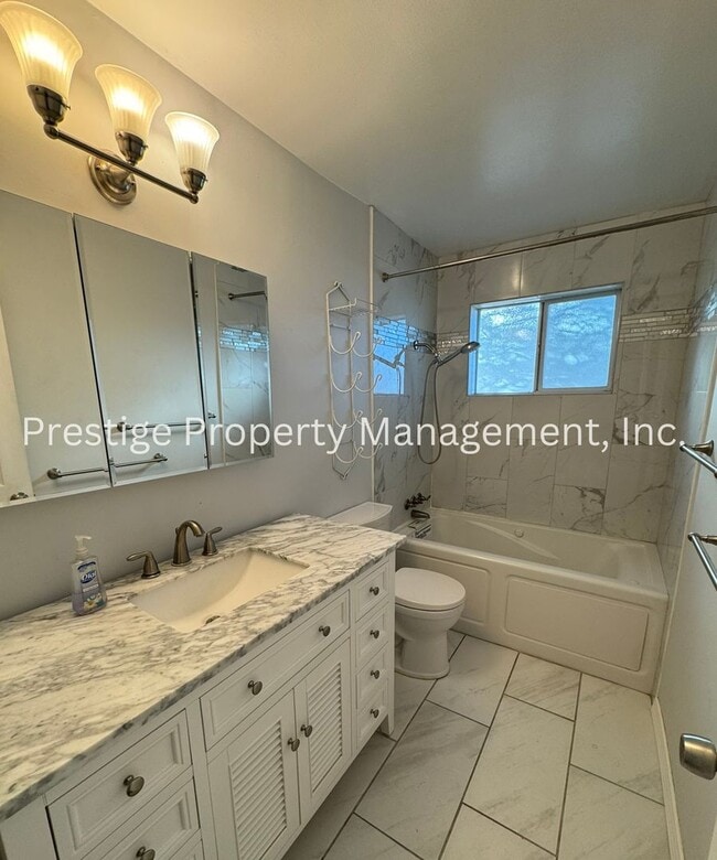 Building Photo - Centrally located 4/2.5 Brick House!!!
