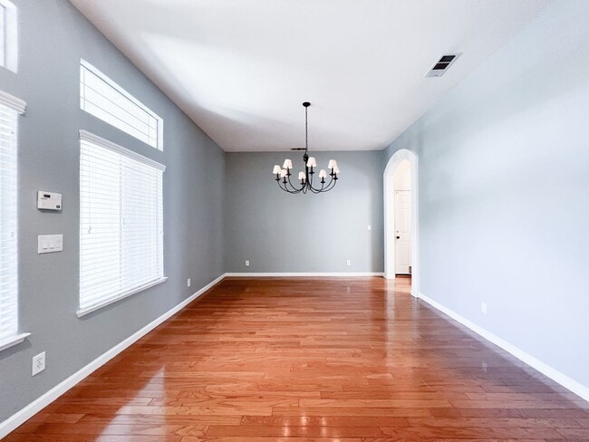 Building Photo - Spacious Single Story 3 Bd, 2 Ba Home in S...