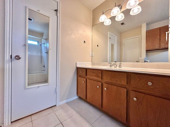 Building Photo - Comfortable & Nice 3BR / 2BA One-Level Home — Garage, Yard & Laundry Room