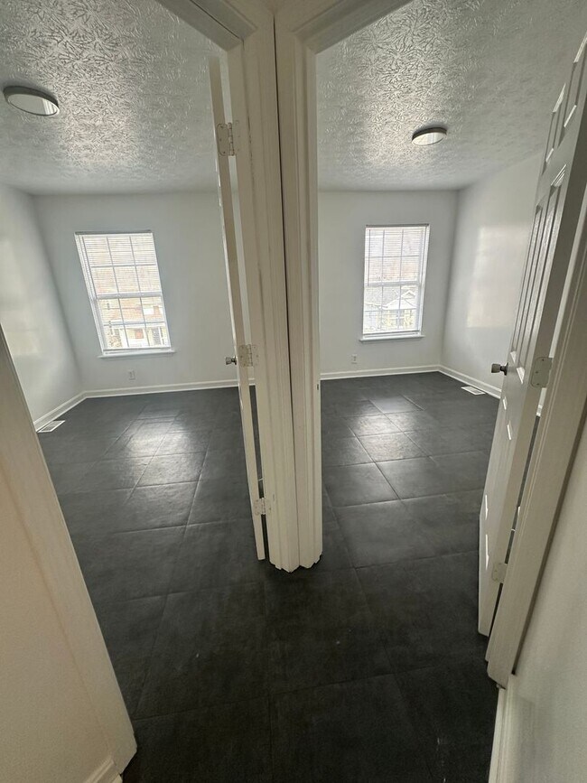 Building Photo - 5 Bed / 1.5 Bath