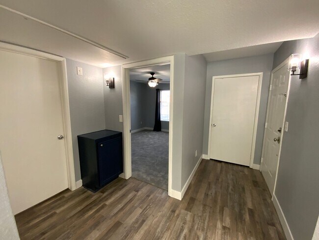 Building Photo - 2 Bed, 2 Bath, Condo with Pools, Fitness Center & Balcony located in Las Vegas, Nevada.