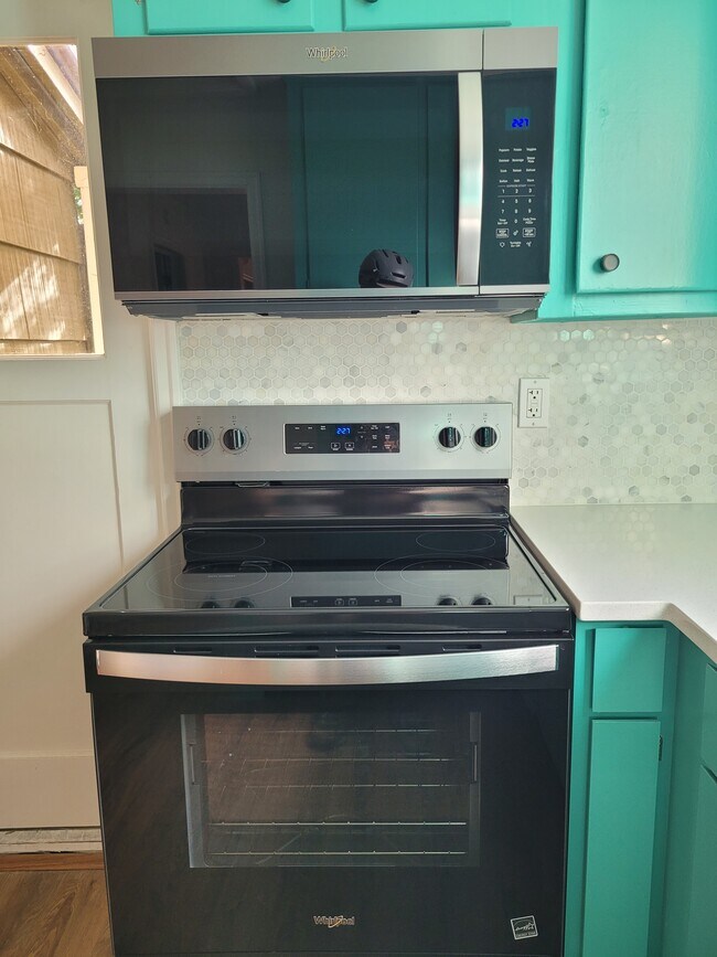 Building Photo - 1574 SE Sherrett Street