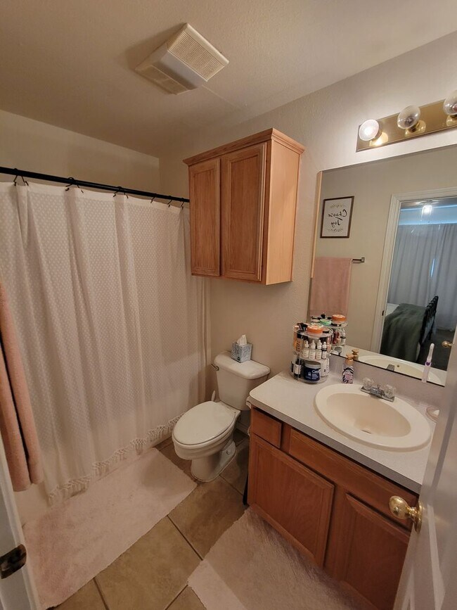 Building Photo - College Station - 3 bedroom / 2 bath duplex with fenced in yard and washer / dryer included