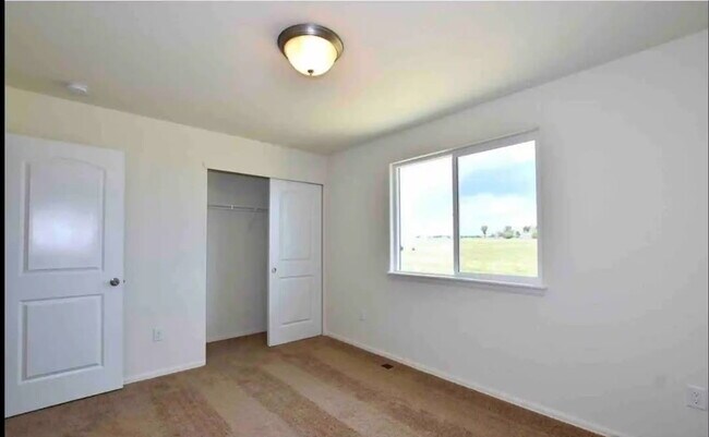 Building Photo - 262 Castle Dr