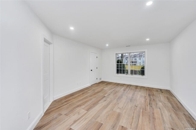 Building Photo - 141 Lakebridge Dr N