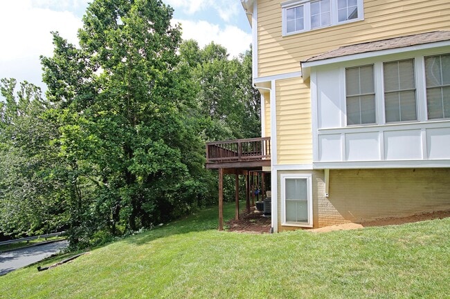 Building Photo - End-Unit Melbourne Park Townhome
