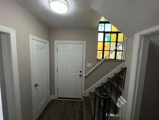Building Photo - Beautiful Renovated Colonial