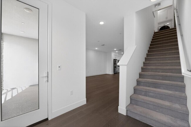 Building Photo - 392 Line St