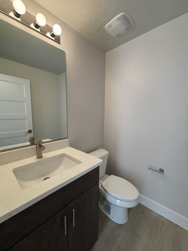 Building Photo - Beautiful Crimson Park Townhome!