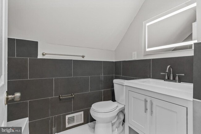 Building Photo - 12 Holbrook Ln