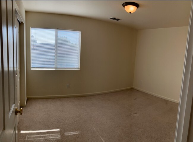 Building Photo - 2913 Esta Ave