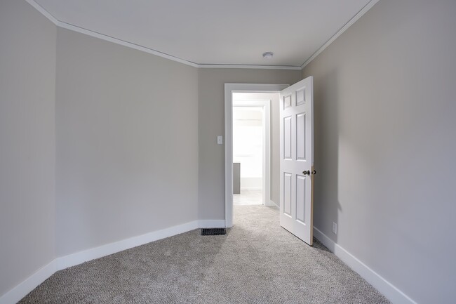 Building Photo - 3 Bedroom updated home Near Campus - Avail...