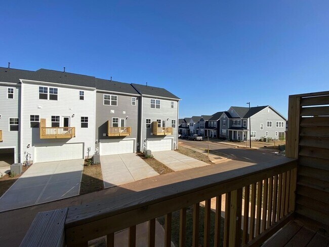 Building Photo - 702 Gimari Dr