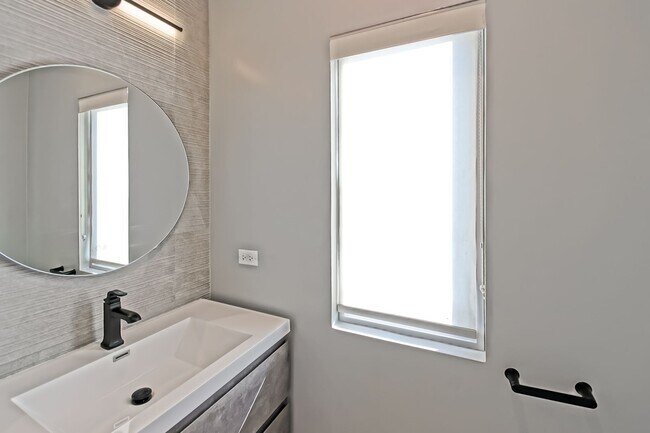 Building Photo - 4021 Crest Dr