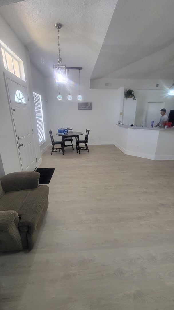 Building Photo - Corner of Curry Ford and Goldenrod 3 bedroom 2 baths and one car garage