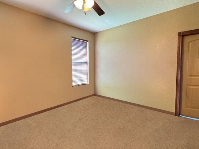 Building Photo - 320 Northeast Mountain Meadow Drive
