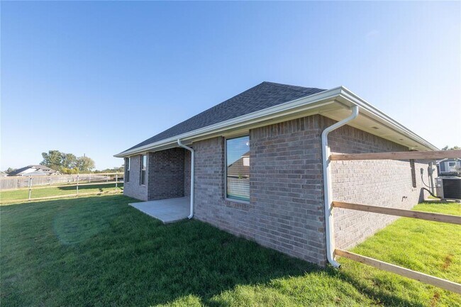 Building Photo - 1013 SE 30th St