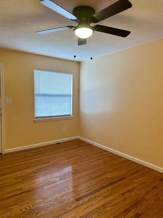 Building Photo - Cozy 2-Bedroom Home with Hardwood Floors N...