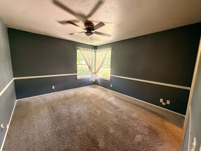 Building Photo - Large 3 bedroom home in quiet neighborhood cul-de-sac with amazing views