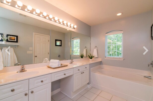 Master Bedroom Full Bath - 217 Brushy Creek Ln