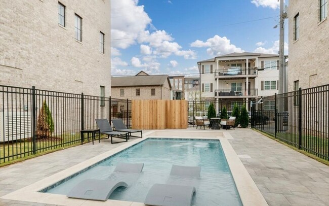 Building Photo - $1600 per bedroom. One of the last Enclave...