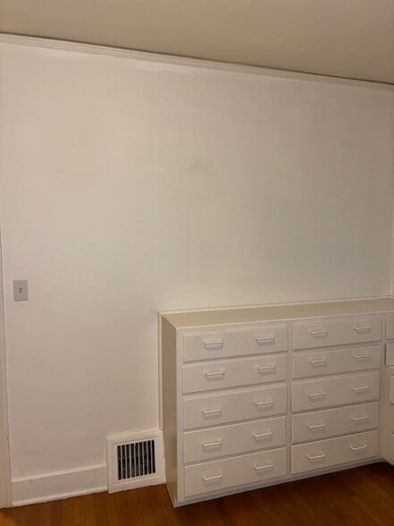 Building Photo - 5914 S Carver St