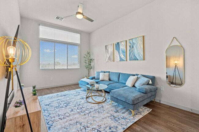 Building Photo - 711 W Broadway Rd