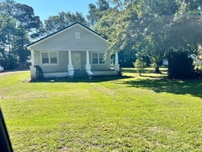 Building Photo - 3 Bedroom  2.5 Bath  with nice open yard!